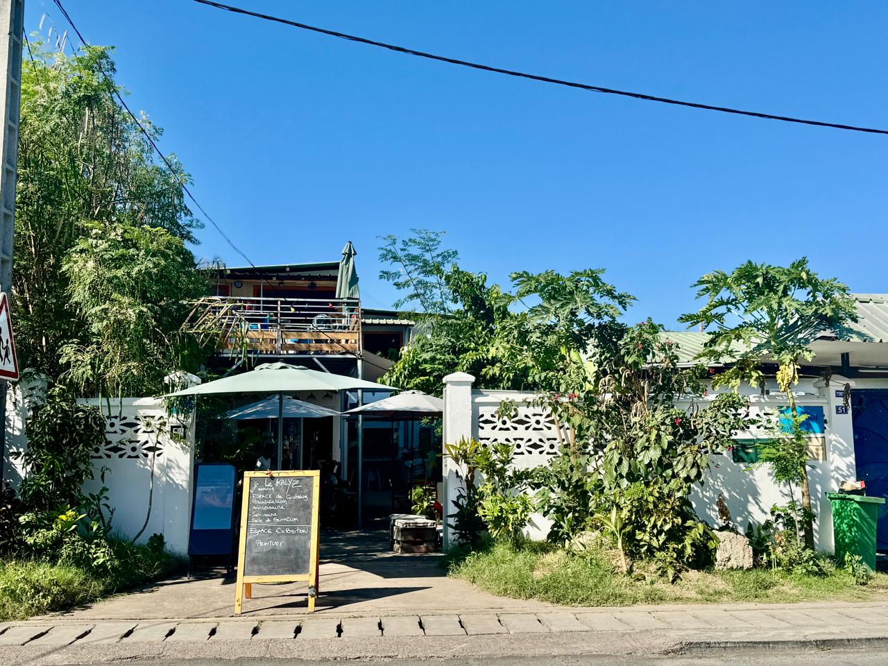 Coworking, salles & café — un lieu unique à Mayotte